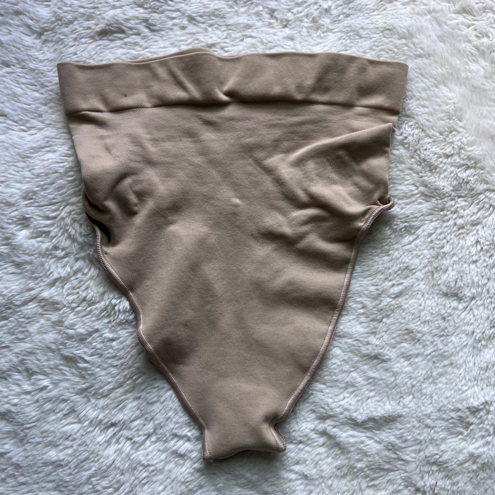 SKIMS Sculpting High Waist Thong Tan Seamless Shapewear Womens Size Small NWOT